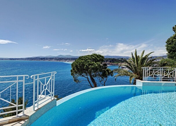 Spacious 3rd Floor Property With 12 Rooms and Parking Included